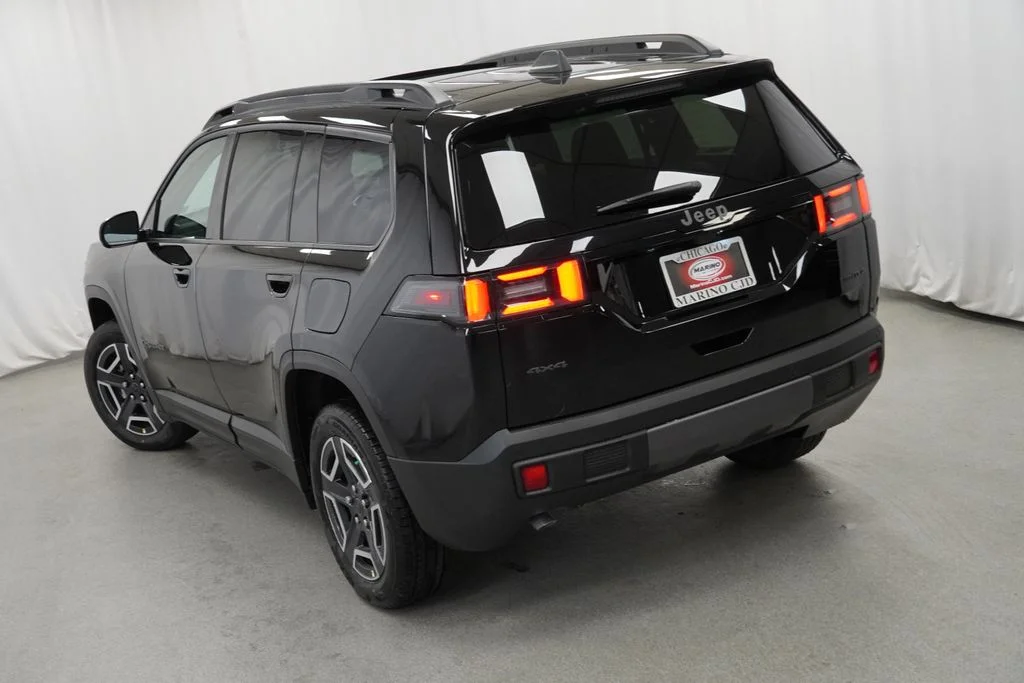 New 2026 Diamond Black Crystal Pearl-Coat Exterior Paint Jeep Limited image 11