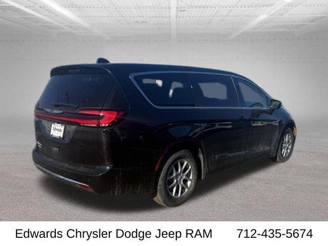 New 2026 Diamond Black Crystal Pearl-Coat Exterior Paint Chrysler Select image 9