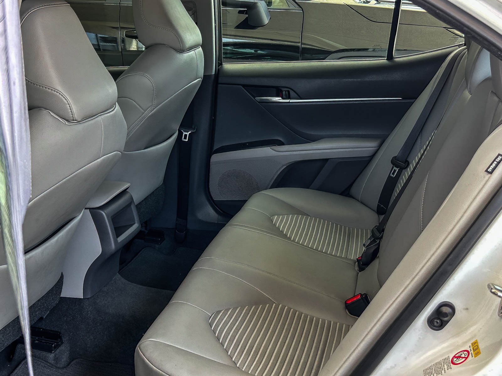 Used 2018 SUPER WHITE Toyota SE image 18