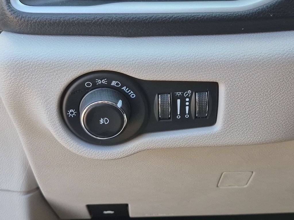 Used 2023 White Chrysler Touring L image 16