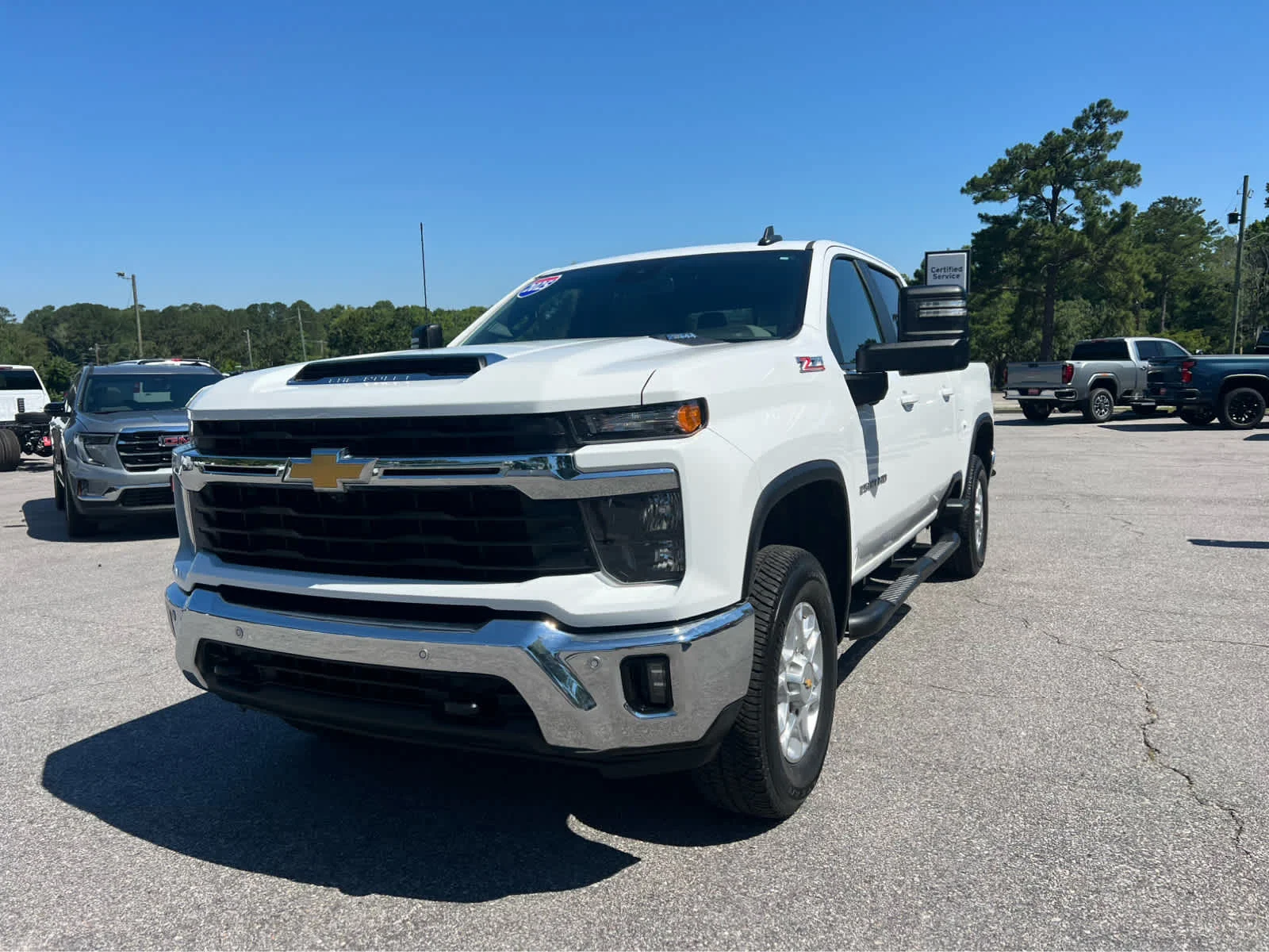 Used 2025 Summit White Chevrolet LT image 1