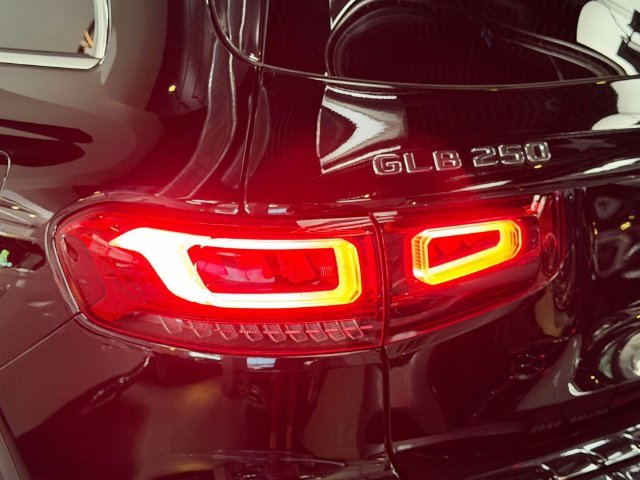 Used 2023 Black Mercedes-Benz GLB 250 image 9