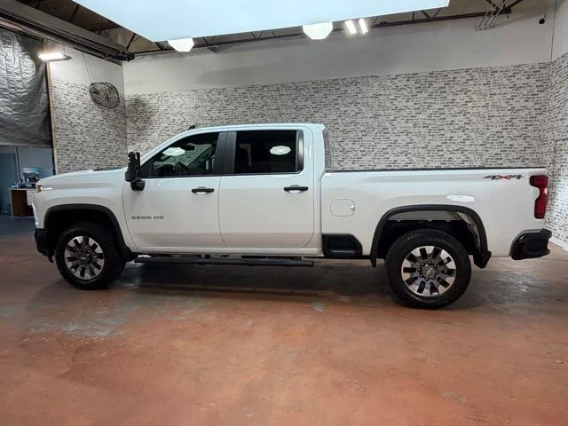 Used 2022 Summit White Chevrolet Custom image 4