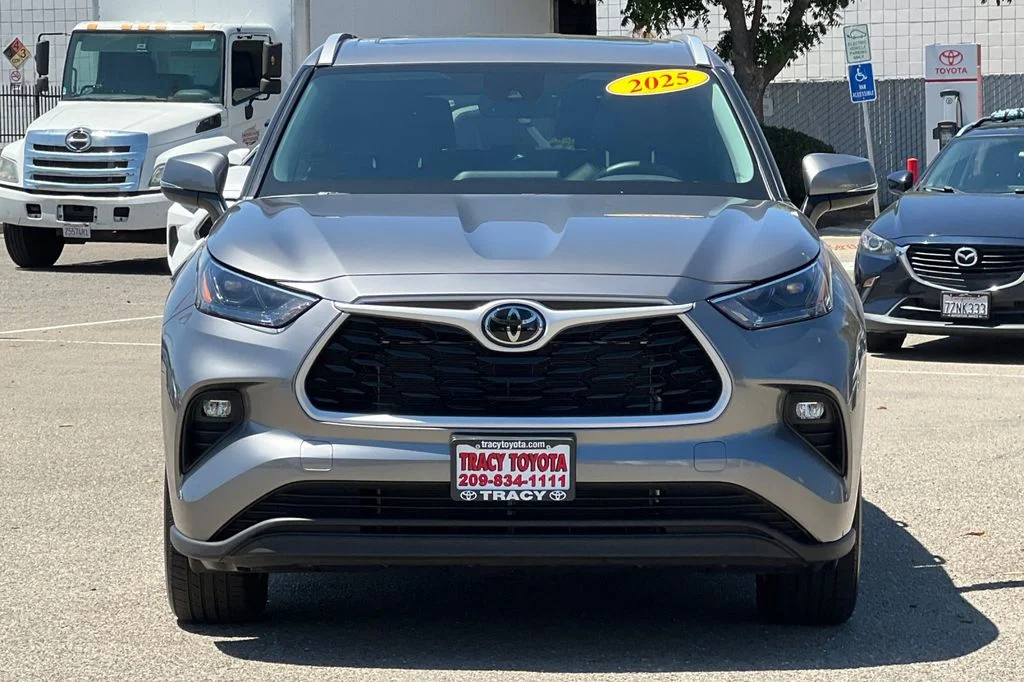 Used 2025  Toyota XLE image 12