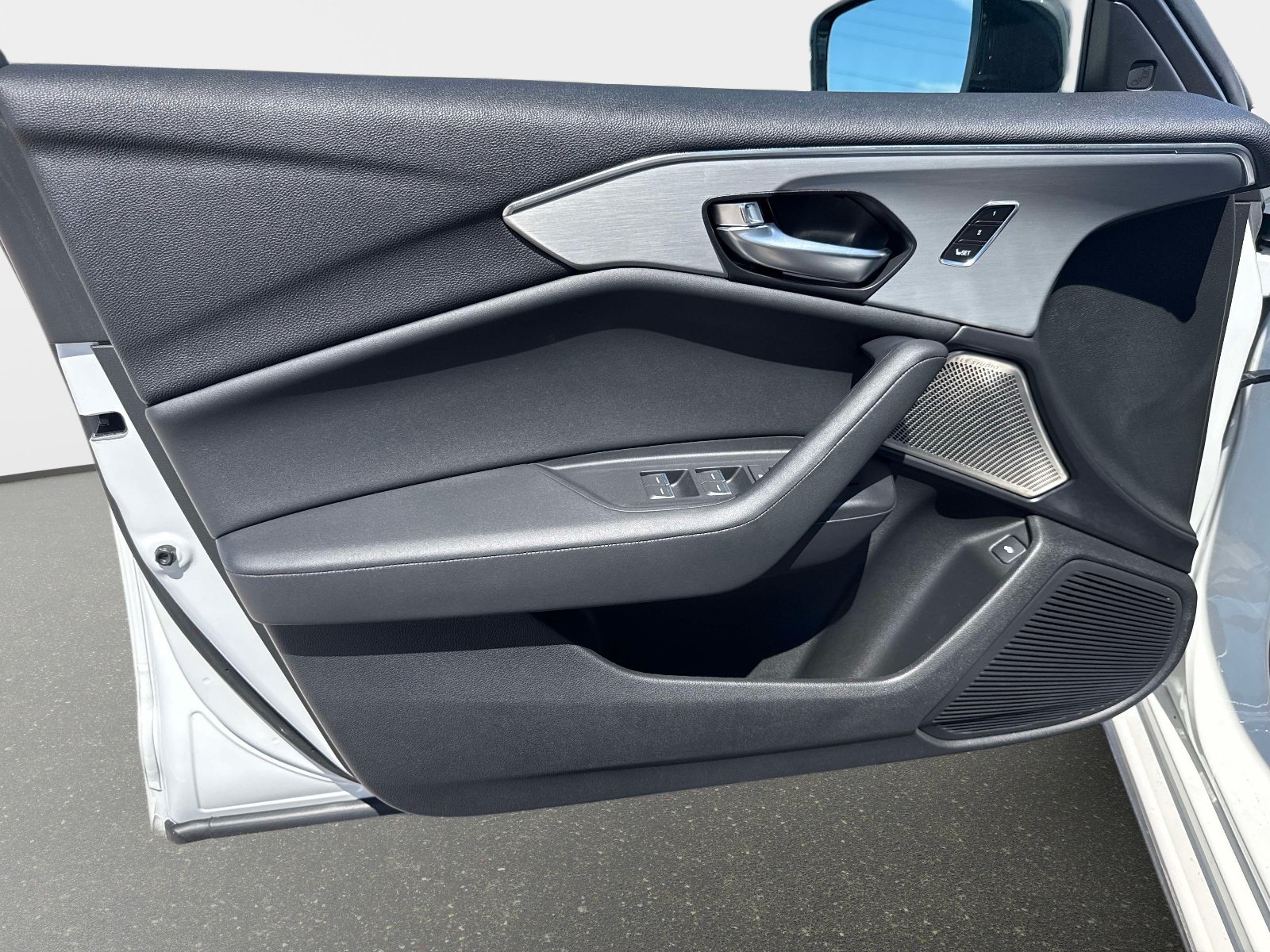 Used 2023 Platinum White Acura w/Technology Package image 15