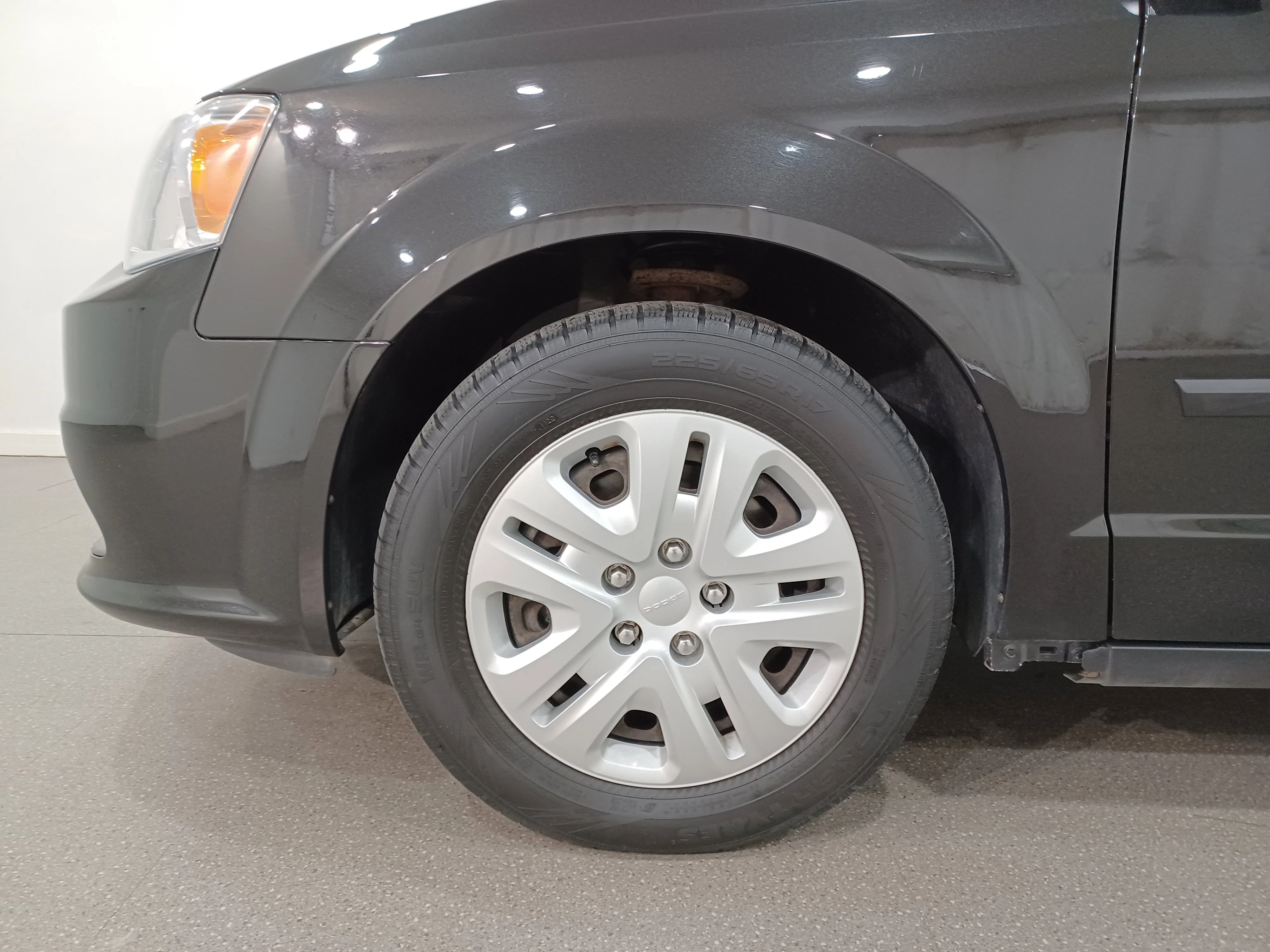 Certified Used 2017 Brilliant Black Crystal Pearl Dodge SE*3.6L V6 | Brilliant Black Crystal Pearl | 7 Pass | Stow 
