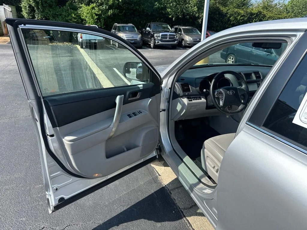 Used 2013 Classic Silver Metallic Toyota SE image 21