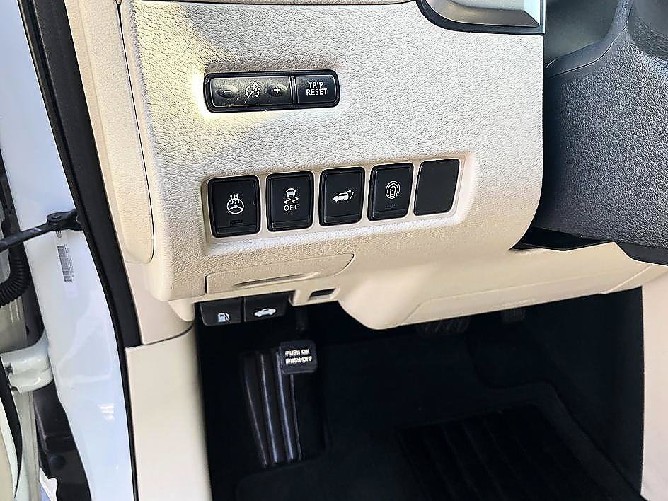 Used 2019 Pearl White Tricoat Nissan SL image 23