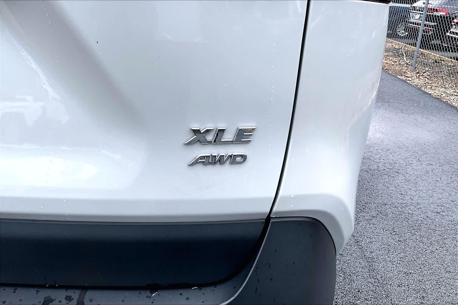 Used 2025 Wind Chill Pearl Toyota XLE Premium image 9