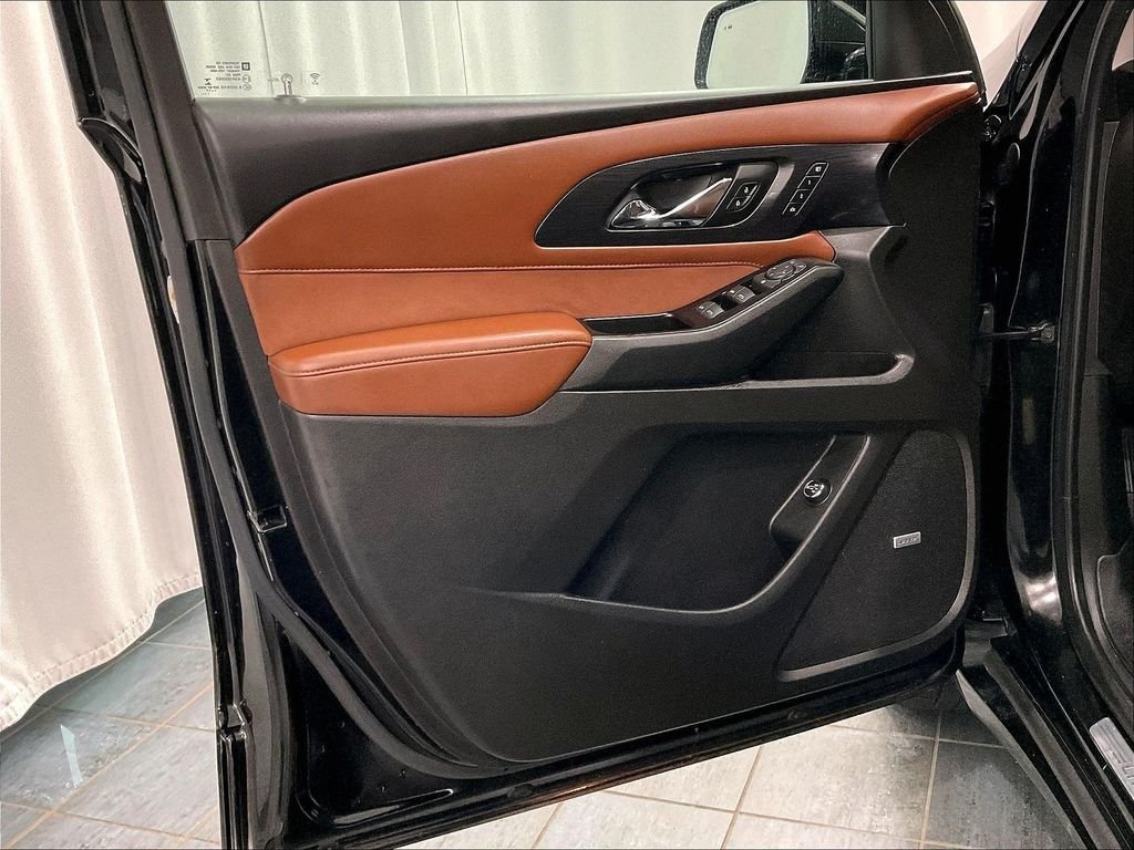 Used 2018 Mosaic Black Metallic Chevrolet High Country image 9
