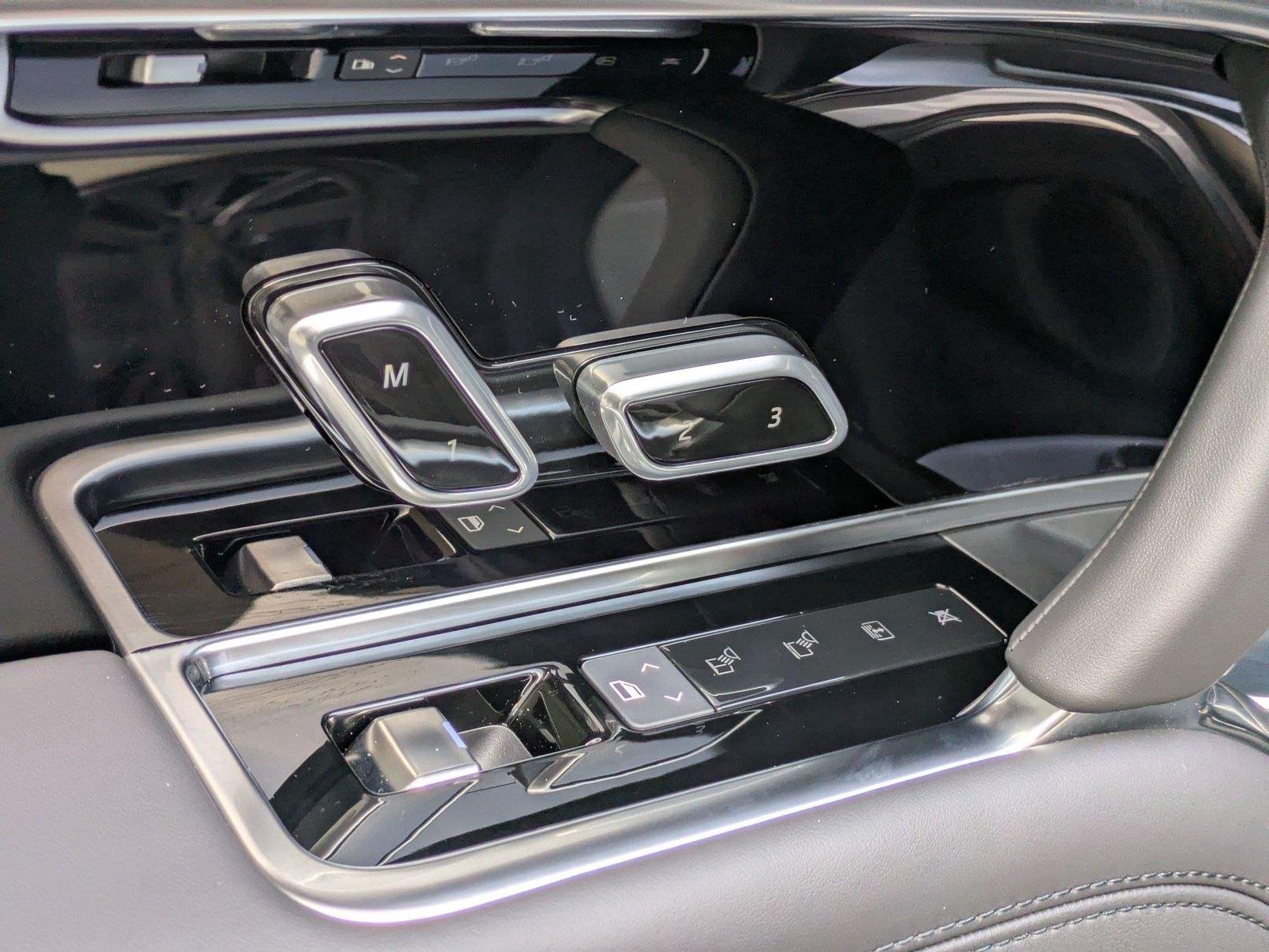 New 2026 Eiger Grey Metallic Land Rover SE image 26