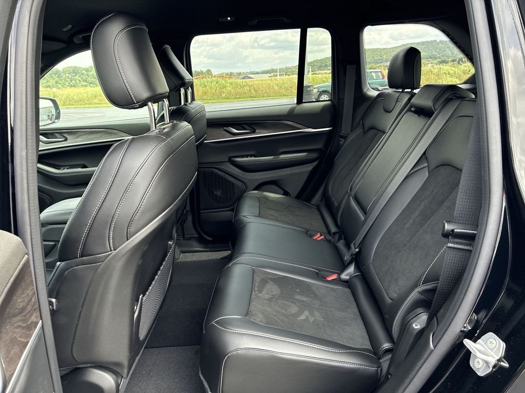 New 2026 Diamond Black Crystal Pearlcoat Jeep Altitude image 23