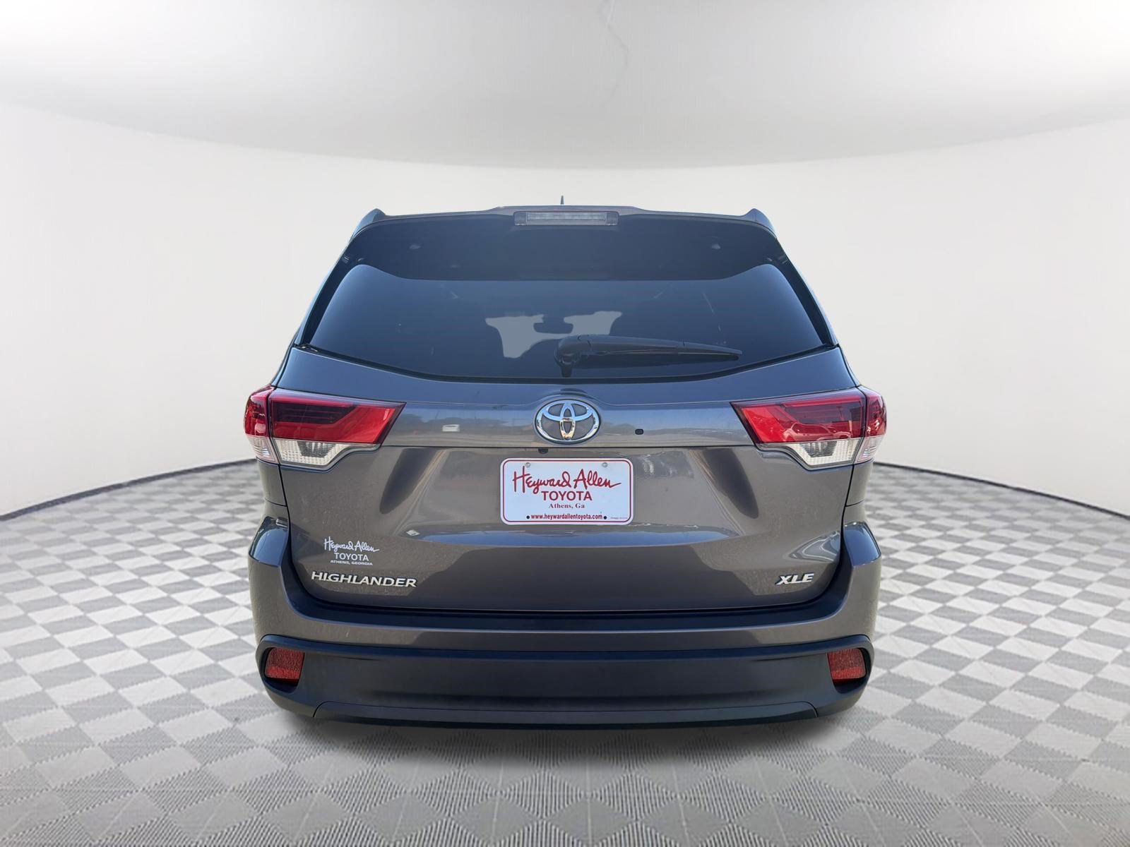 Used 2018 Predawn Gray Mica Toyota XLE image 14