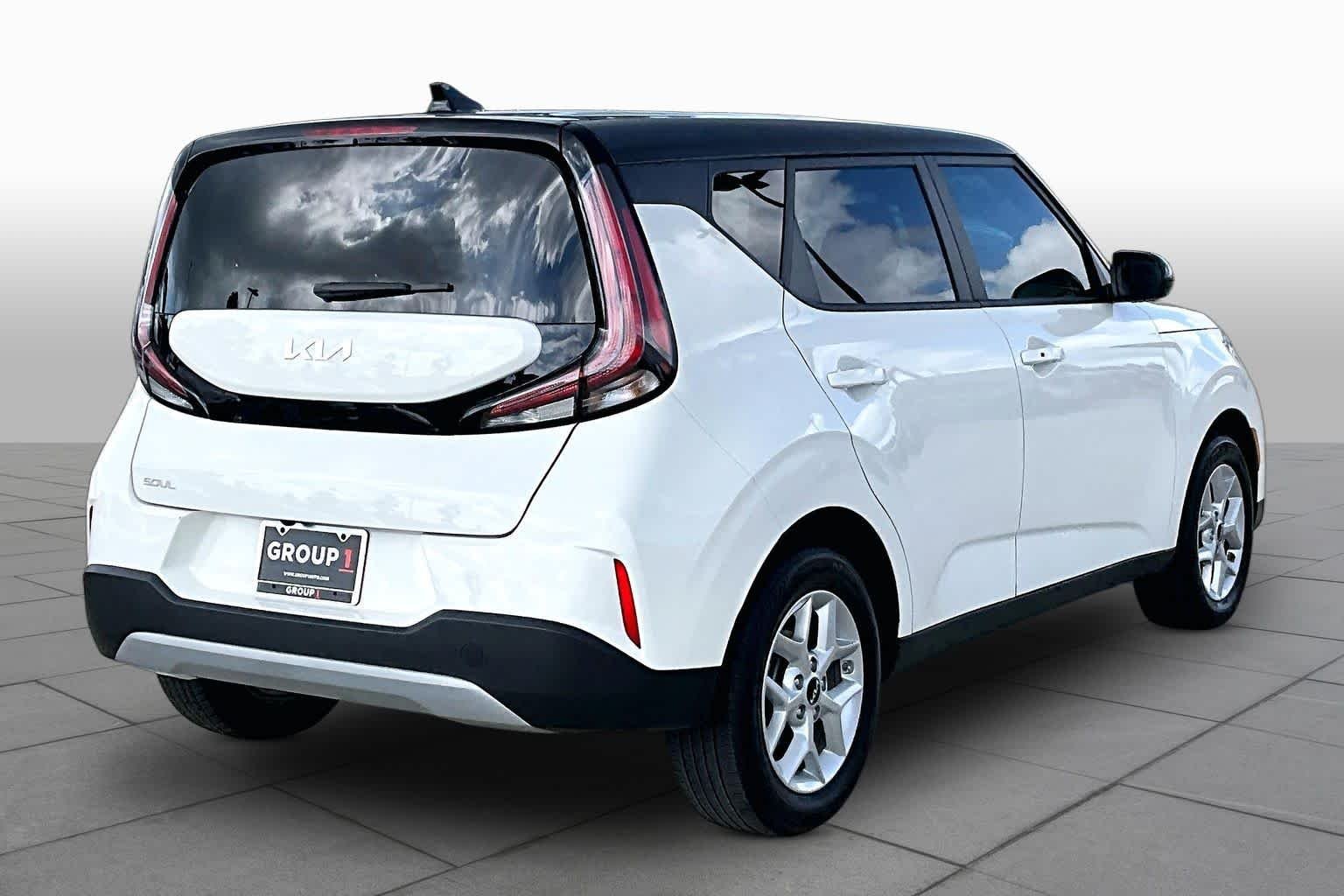 Used 2025 Clear White/Black Roof Kia S image 10