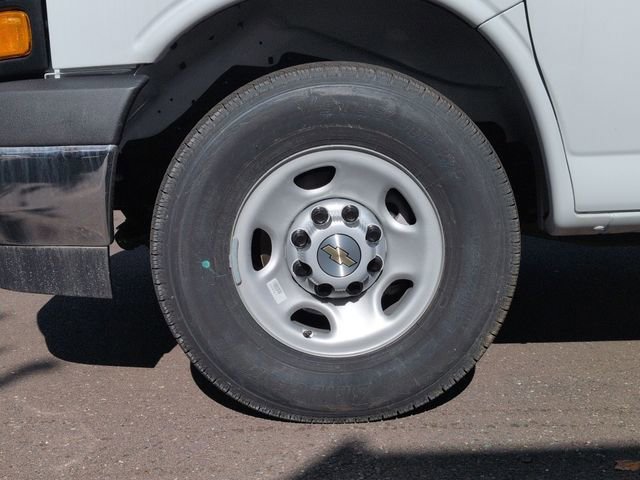 New 2025 Summit White Chevrolet 1WT image 30