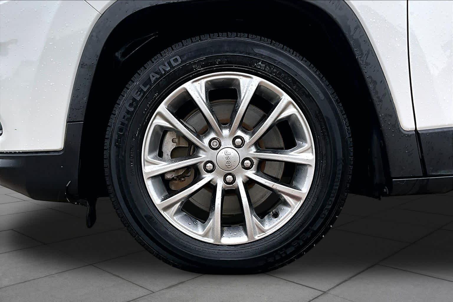 Used 2019 Bright White Clearcoat Jeep Latitude Plus image 11