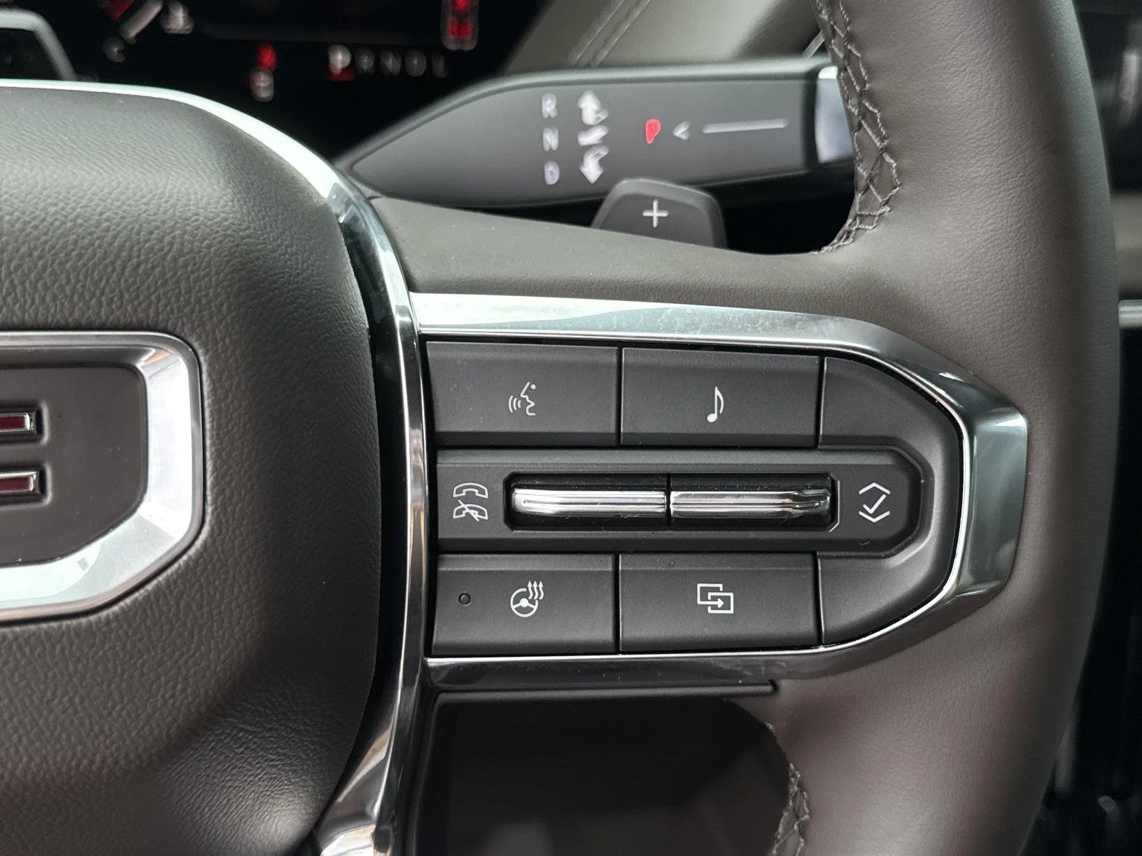 Used 2025 Summit White GMC Elevation image 23