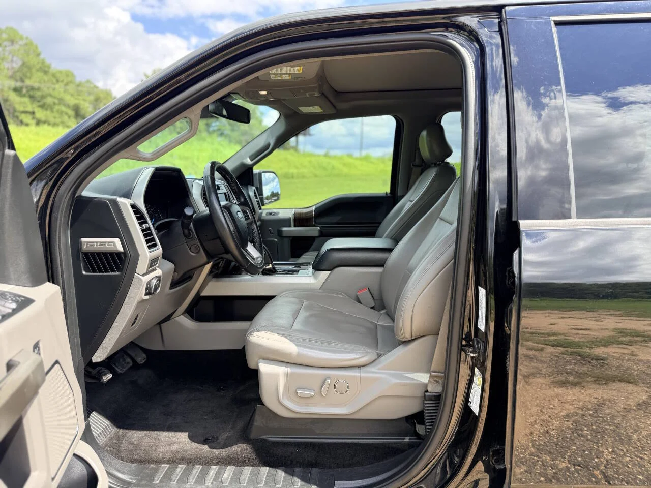 Used 2017 Black Ford Lariat 4x4 4dr SuperCrew 5.5 ft. SB image 13