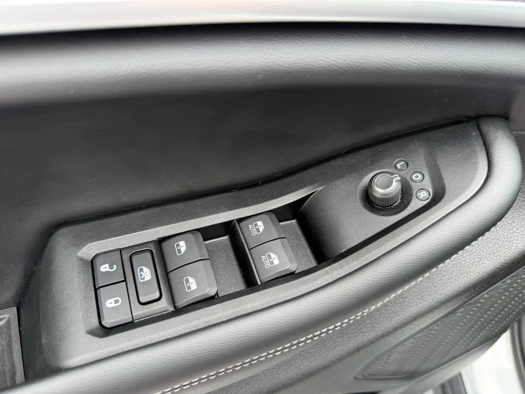 Used 2025 SILVER ZYNITH Jeep Limited image 13