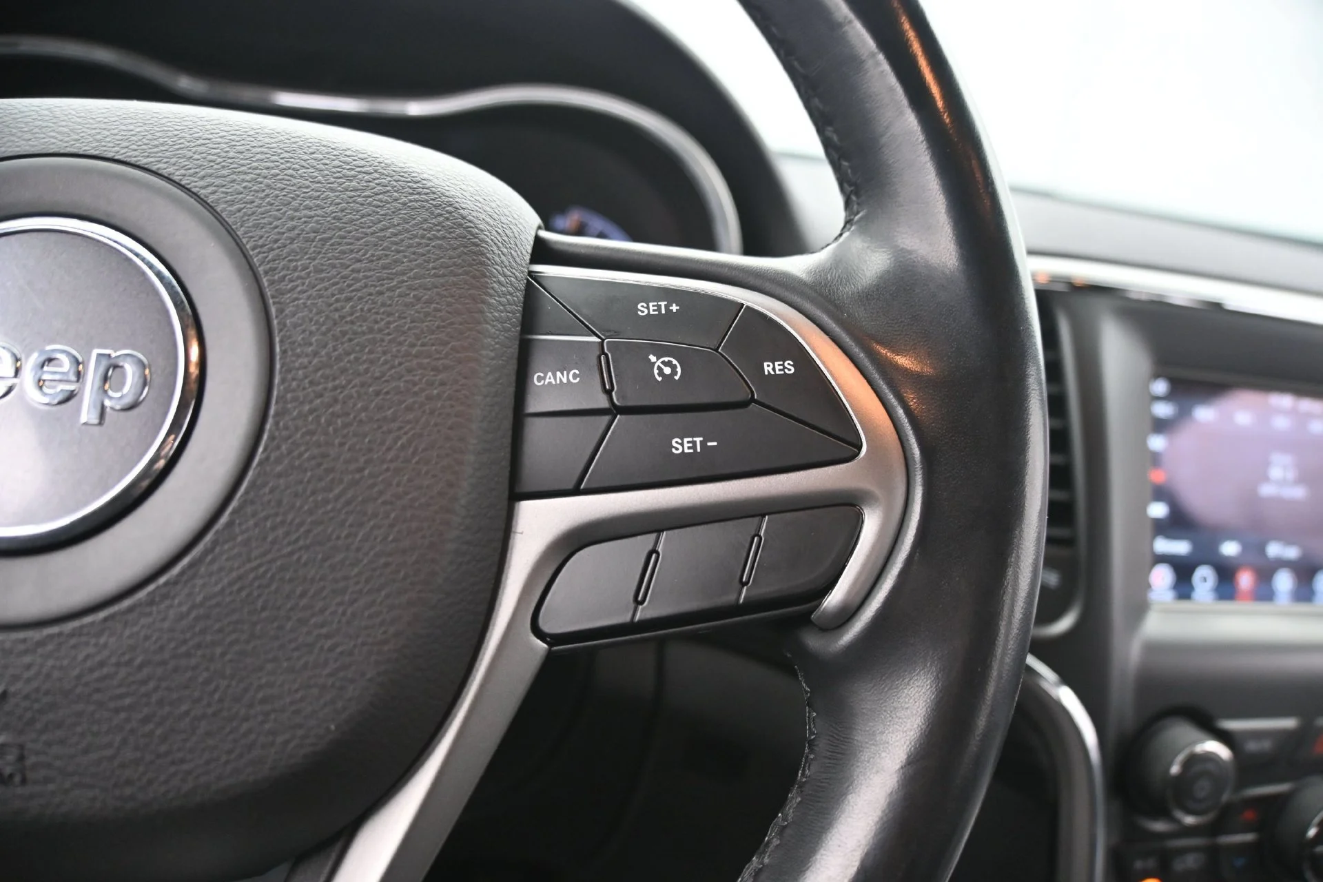 Used 2020 Granite Crystal Metallic Clearcoat Jeep Laredo E image 24