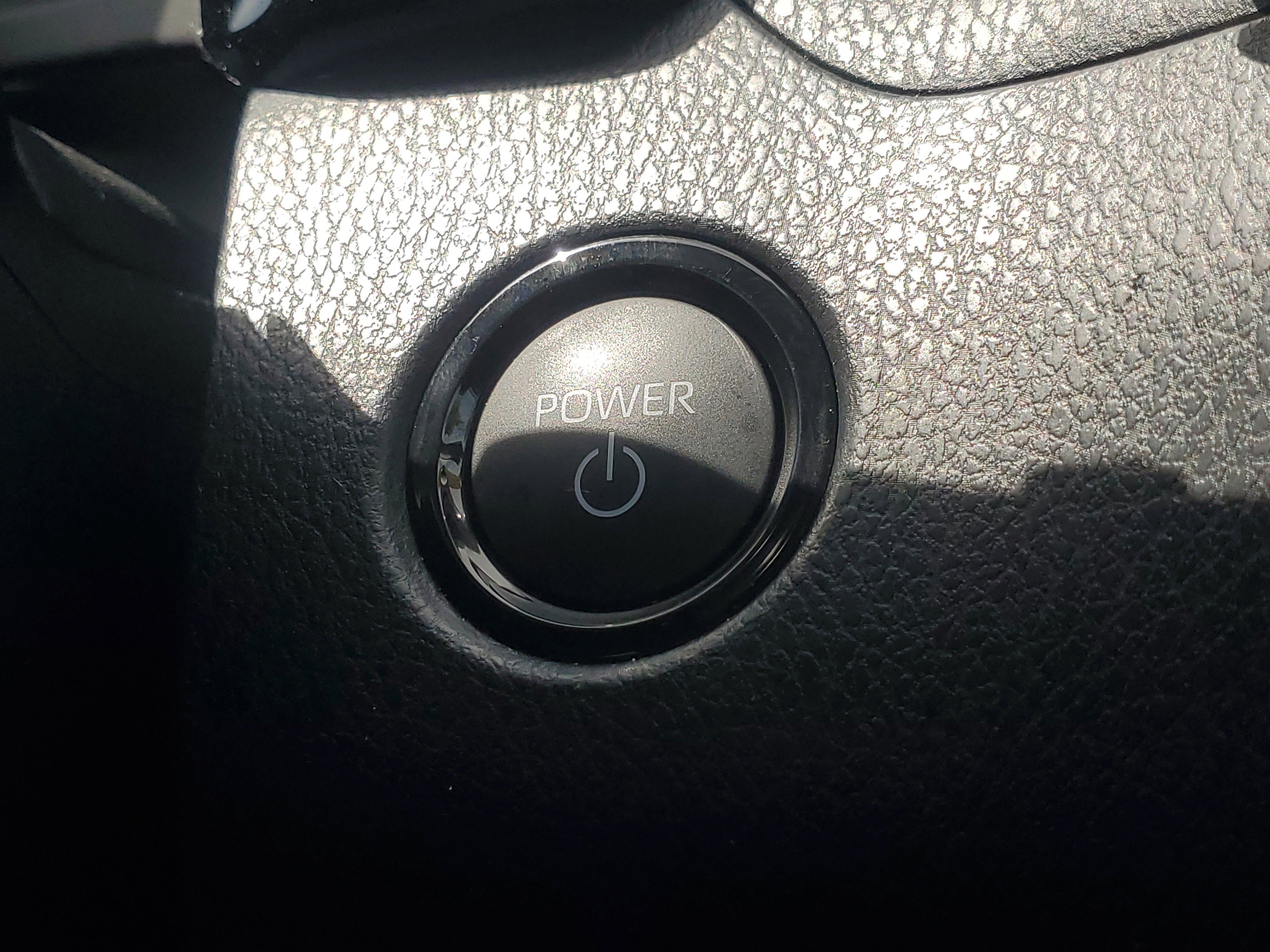 Used 2025 Ice Toyota LE image 30