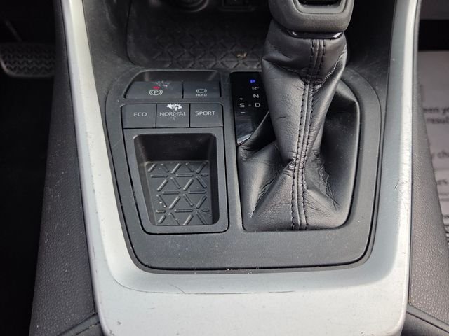 Used 2021 White Toyota LE image 19