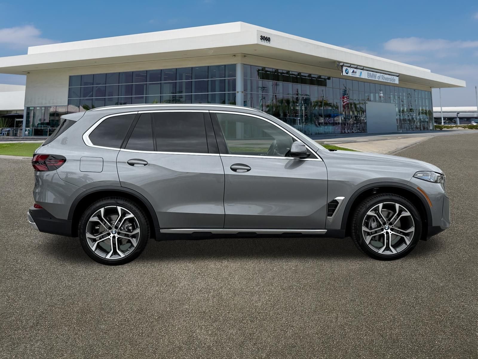 New 2026 Skyscraper Grey Metallic BMW sDrive40i image 12
