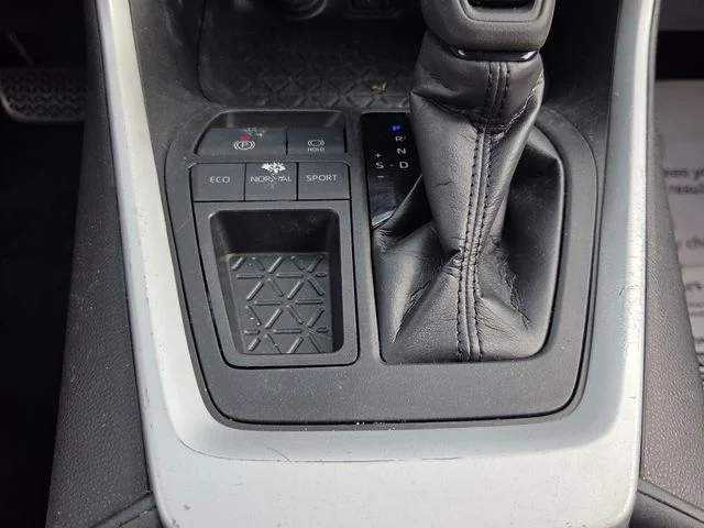 Used 2021 White Toyota LE image 19