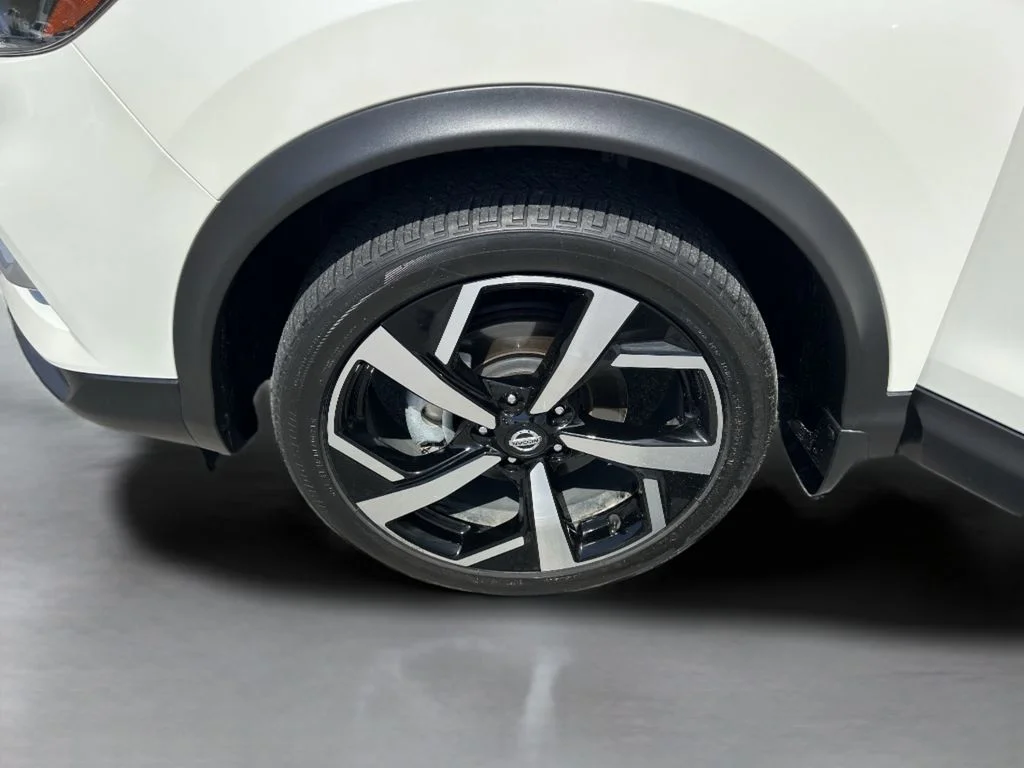 Used 2021 White Nissan SL image 37