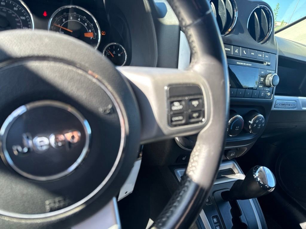 Used 2016  Jeep Latitude image 30