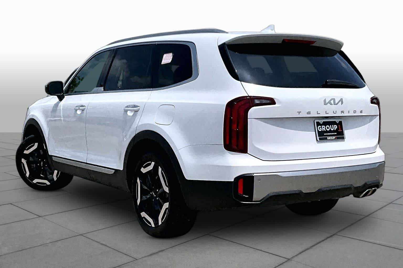Used 2025 Glacial White Pearl Kia S image 10