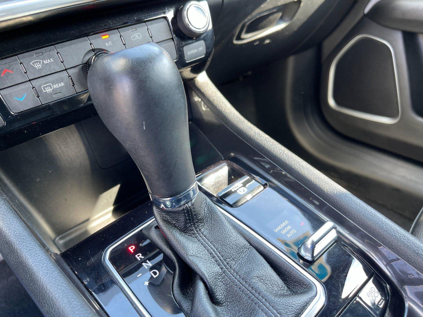 Used 2024 Diamond Black Crystal Pearlcoat Jeep Latitude image 27