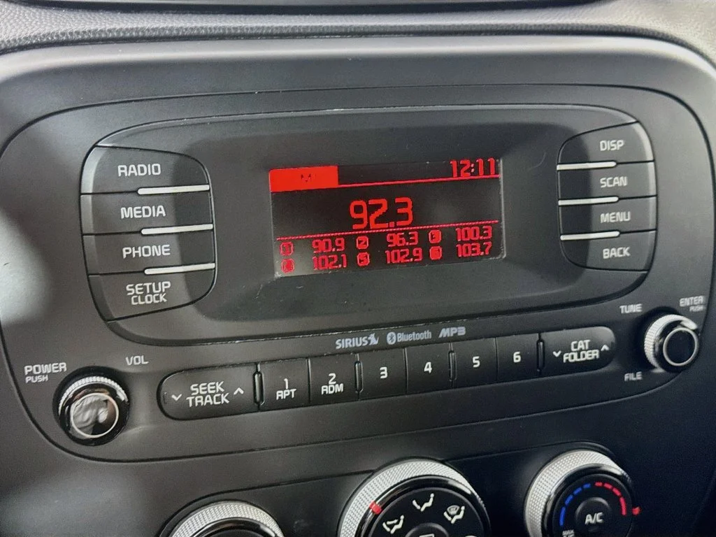 Used 2016 White Kia Base image 14