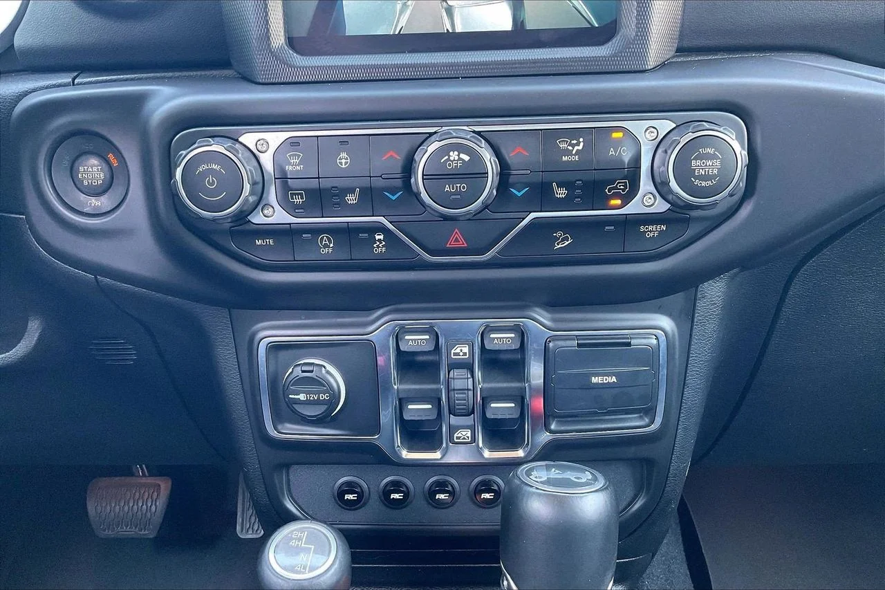 Certified Used 2018 Silver Jeep Sahara image 19