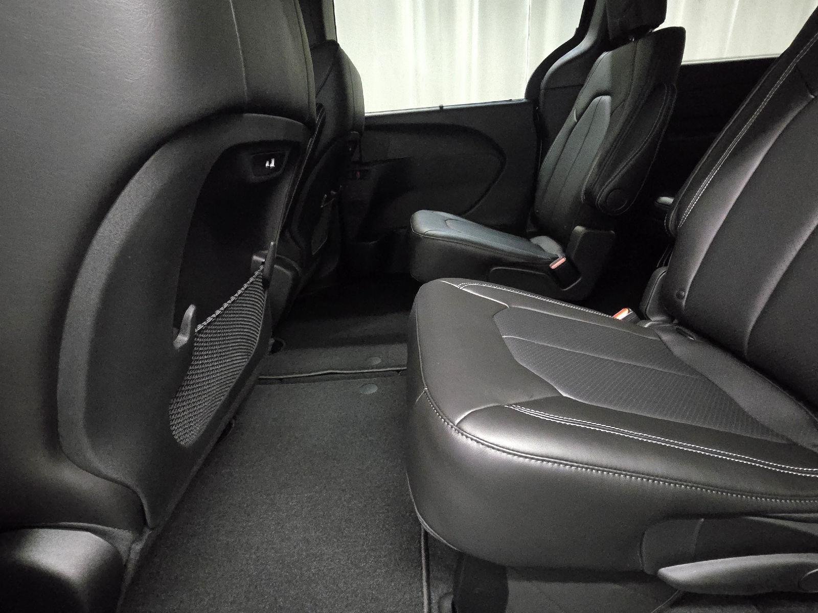 2026 Chrysler Pacifica Select - Photo 38