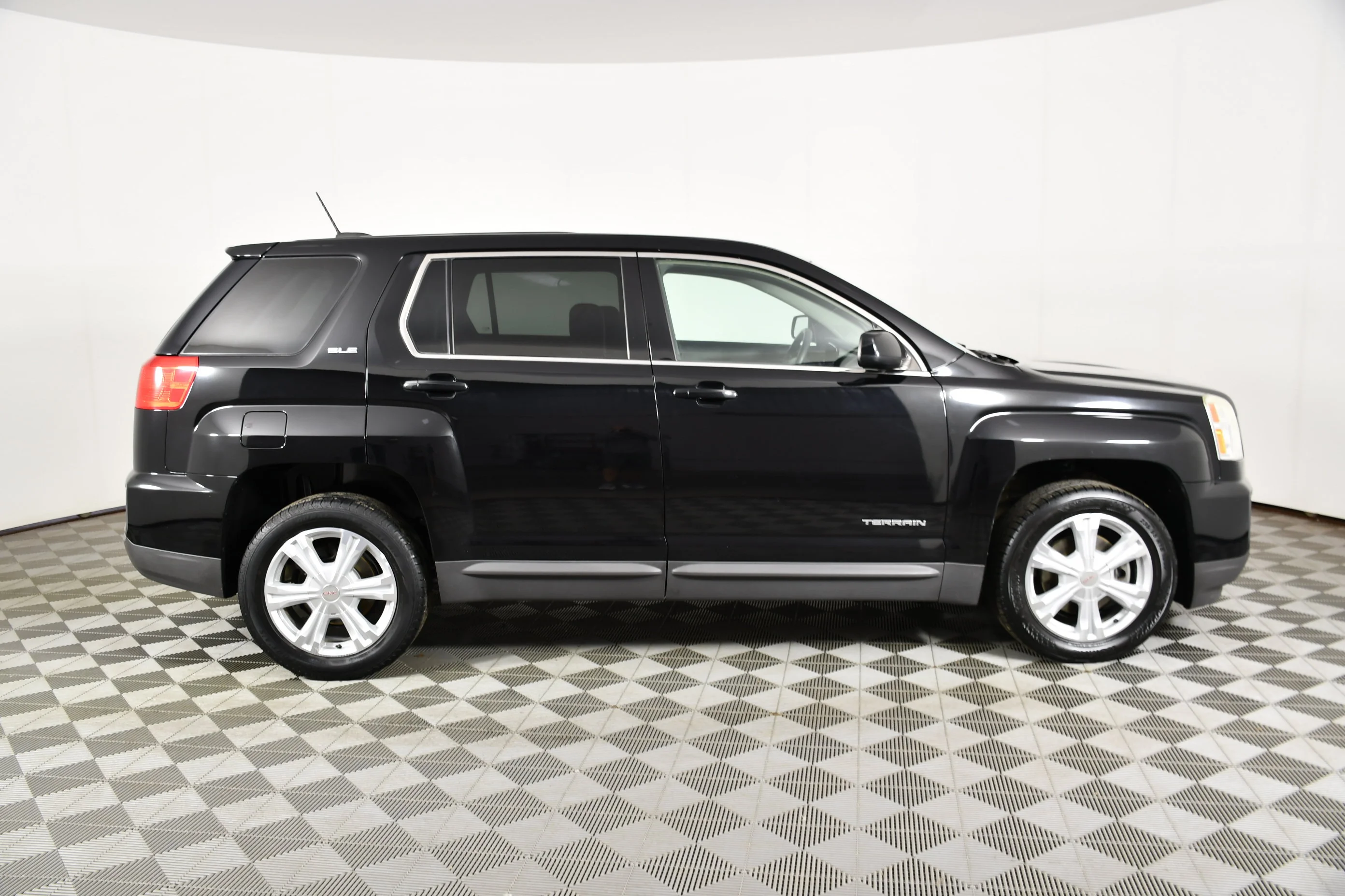 Used 2017 Onyx Black GMC SLE image 5