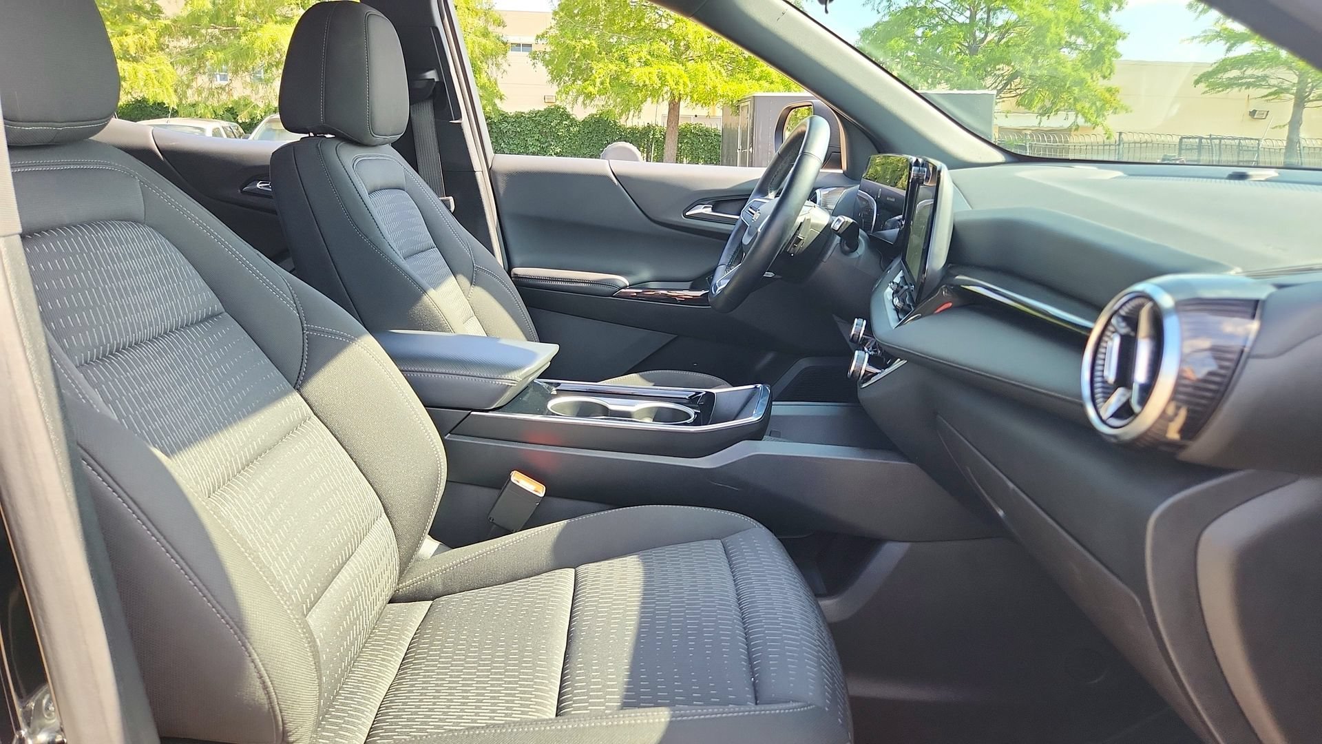 2025 Chevrolet Equinox LT - Photo 28