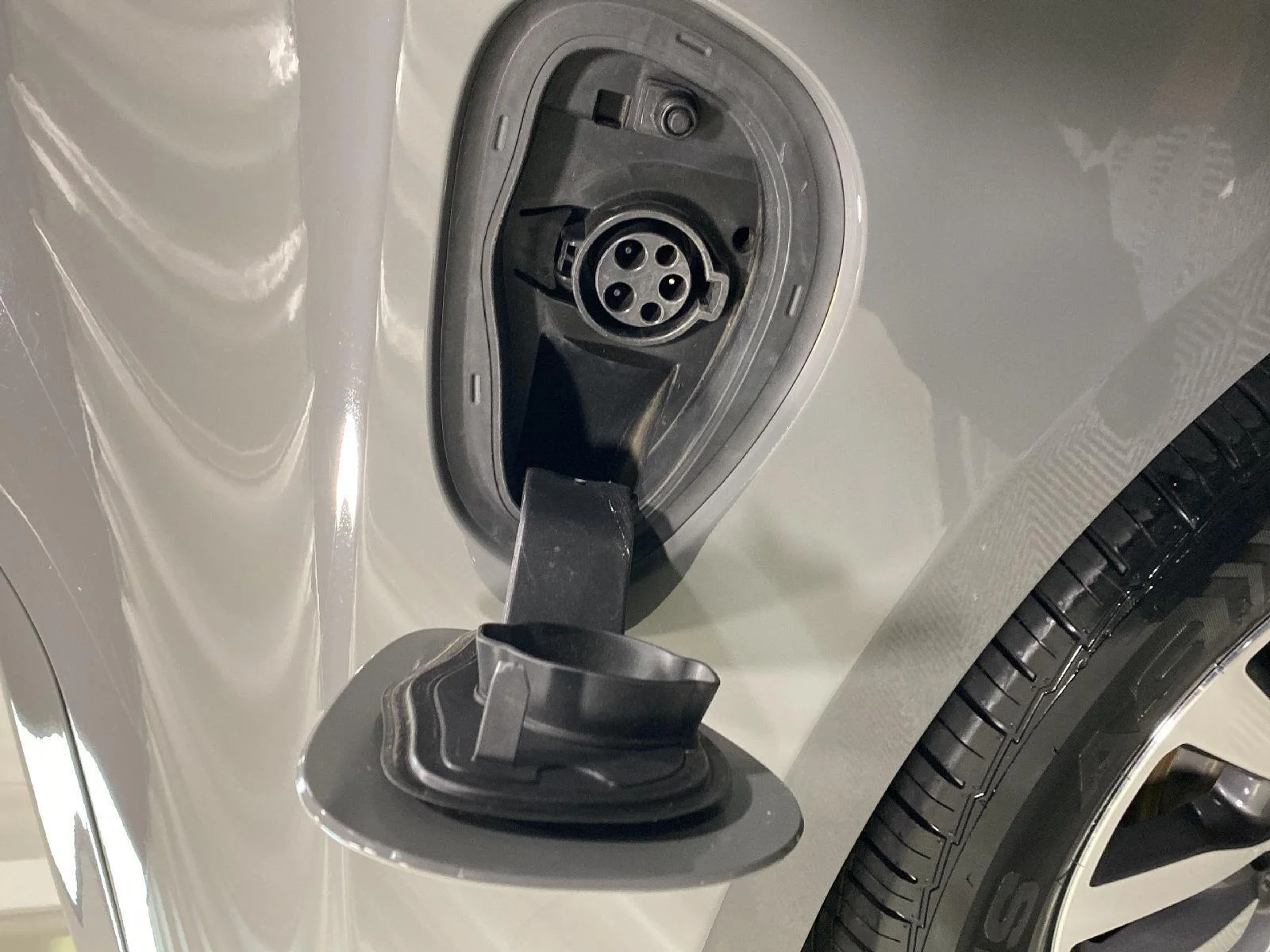 Used 2023 Ceramic Gray Clearcoat Chrysler Hybrid Limited image 44