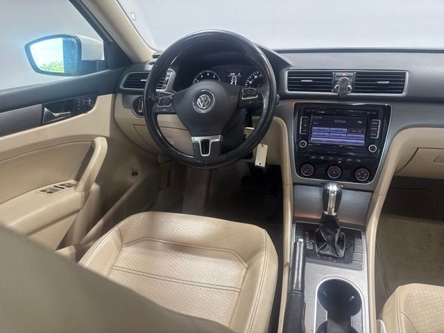 Used 2014 White Volkswagen 2.5 SE image 19