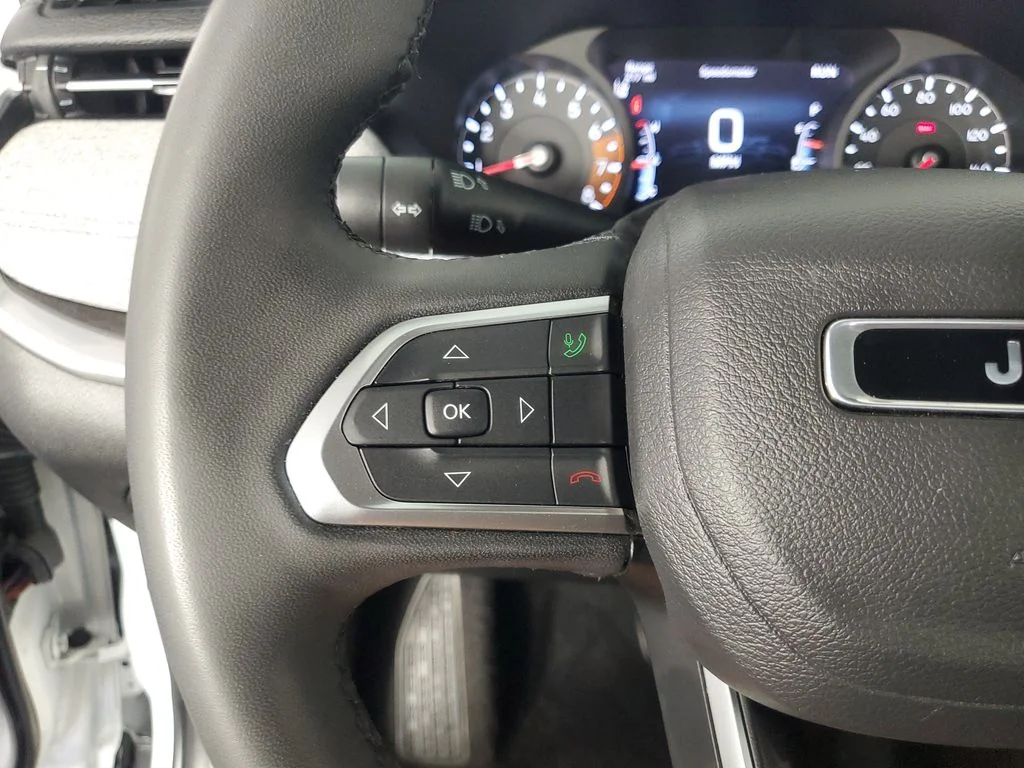 Used 2025 White Jeep Latitude image 26