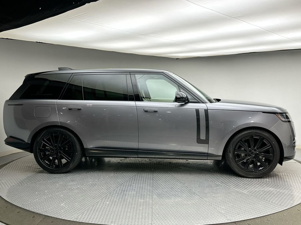 New 2026 Eiger Grey Metallic Land Rover SE image 4