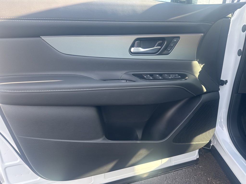 New 2026 Everest White Pearl TriCoat Nissan SL image 17