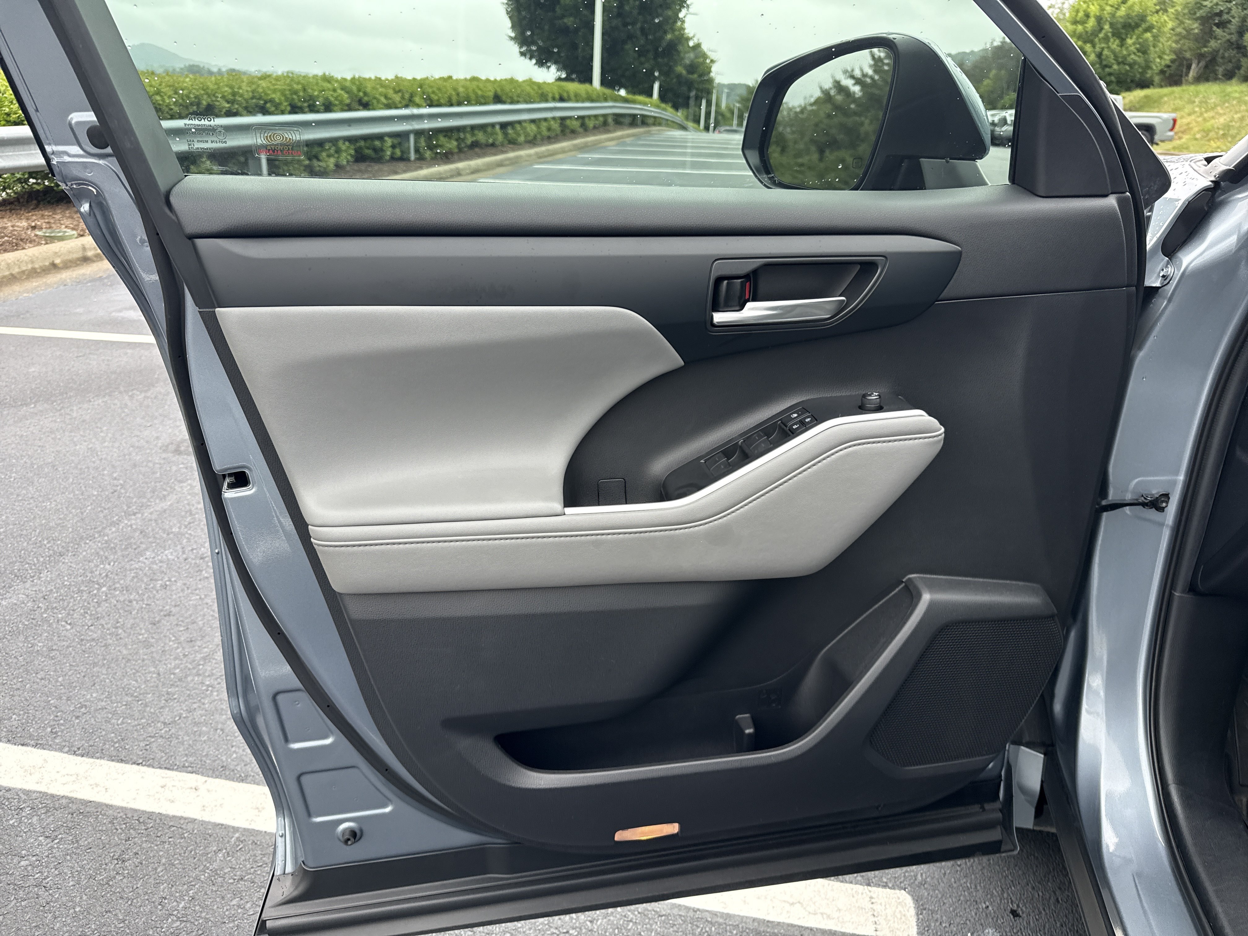 Used 2020 Moon Dust Toyota Hybrid XLE image 9
