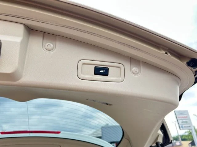 Used 2012 White Nissan SL image 12