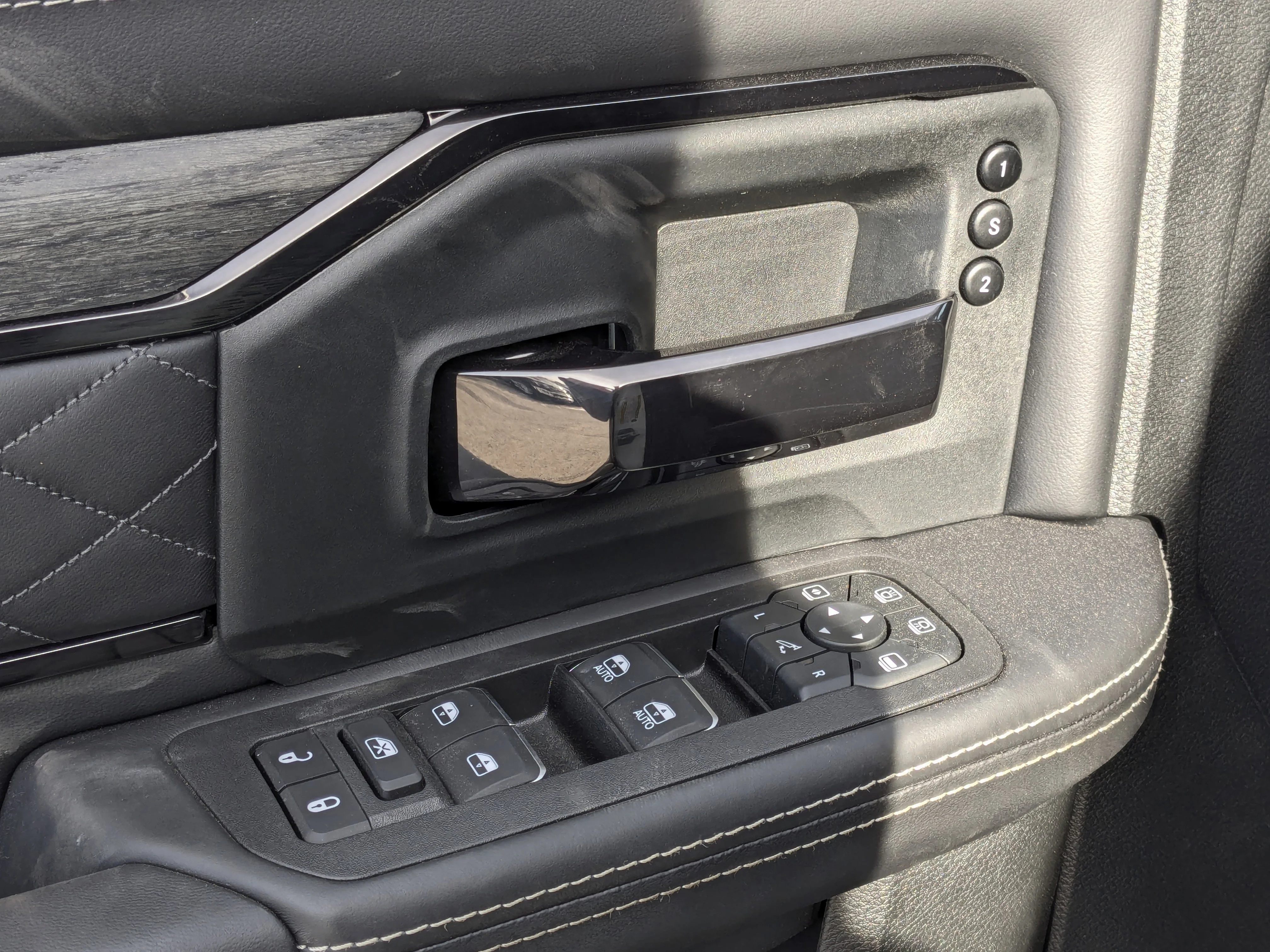 New 2026 White RAM Limited - CUMMINS DIESEL  NIGHT ED.  LEVEL 1 & TOW GRP  DIGITAL REARVIEW MIRROR  SUNROOF image 13