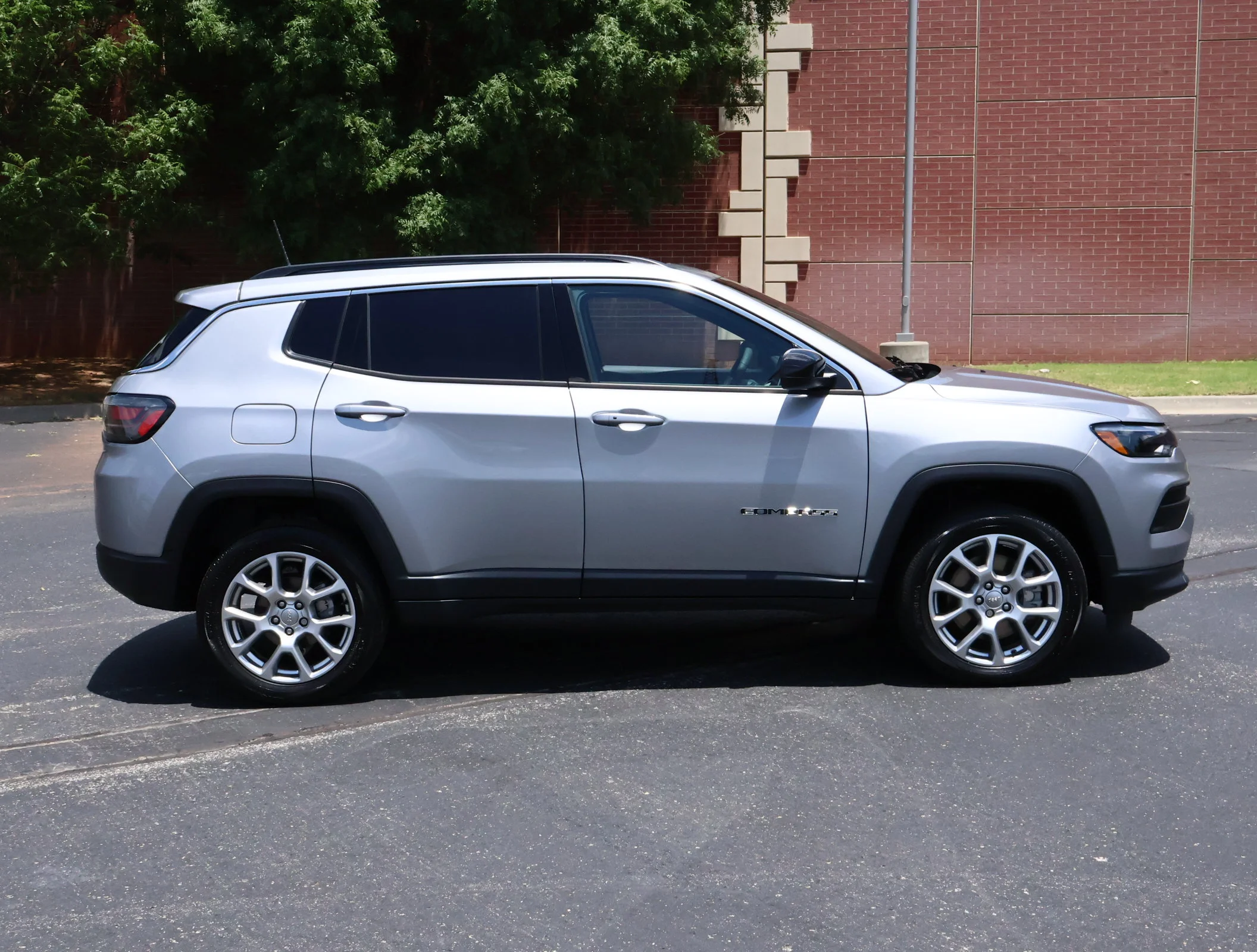 Used 2023 Billet Silver M Jeep Latitude Lux image 34