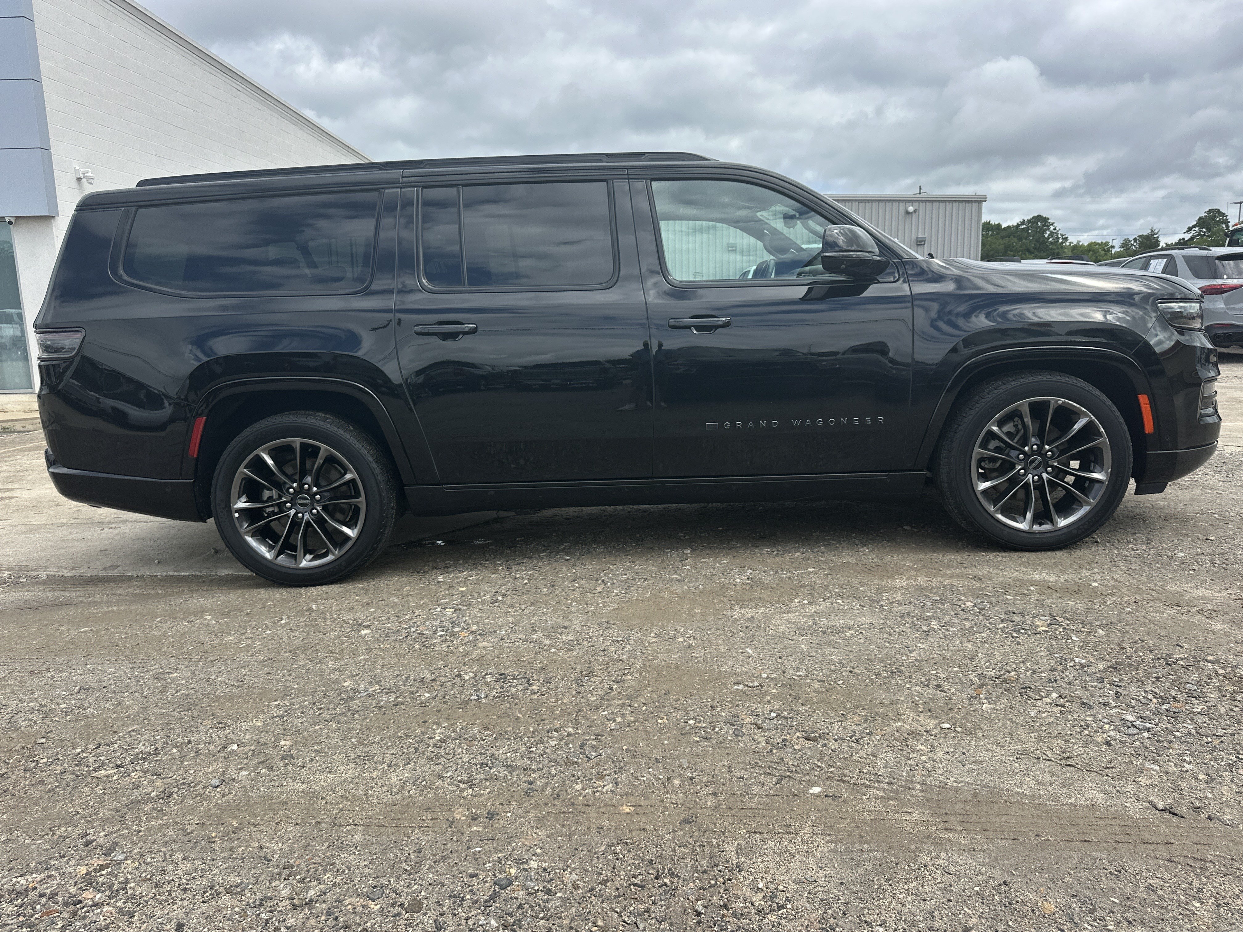2024 Jeep Grand Wagoneer L Series II - Photo 4