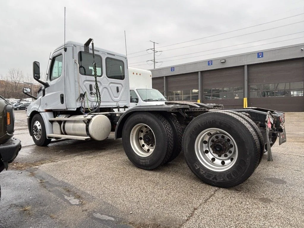 Used 2021  Freightliner 126 image 2