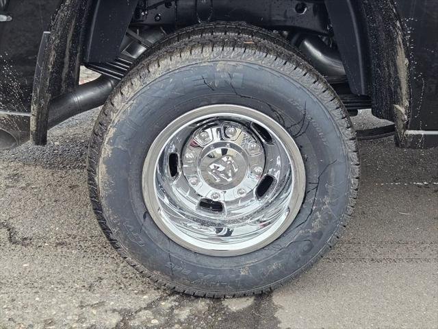 New 2026 Diamond Black Crystal Pearl-Coat Exterior Paint RAM TRADESMAN image 9