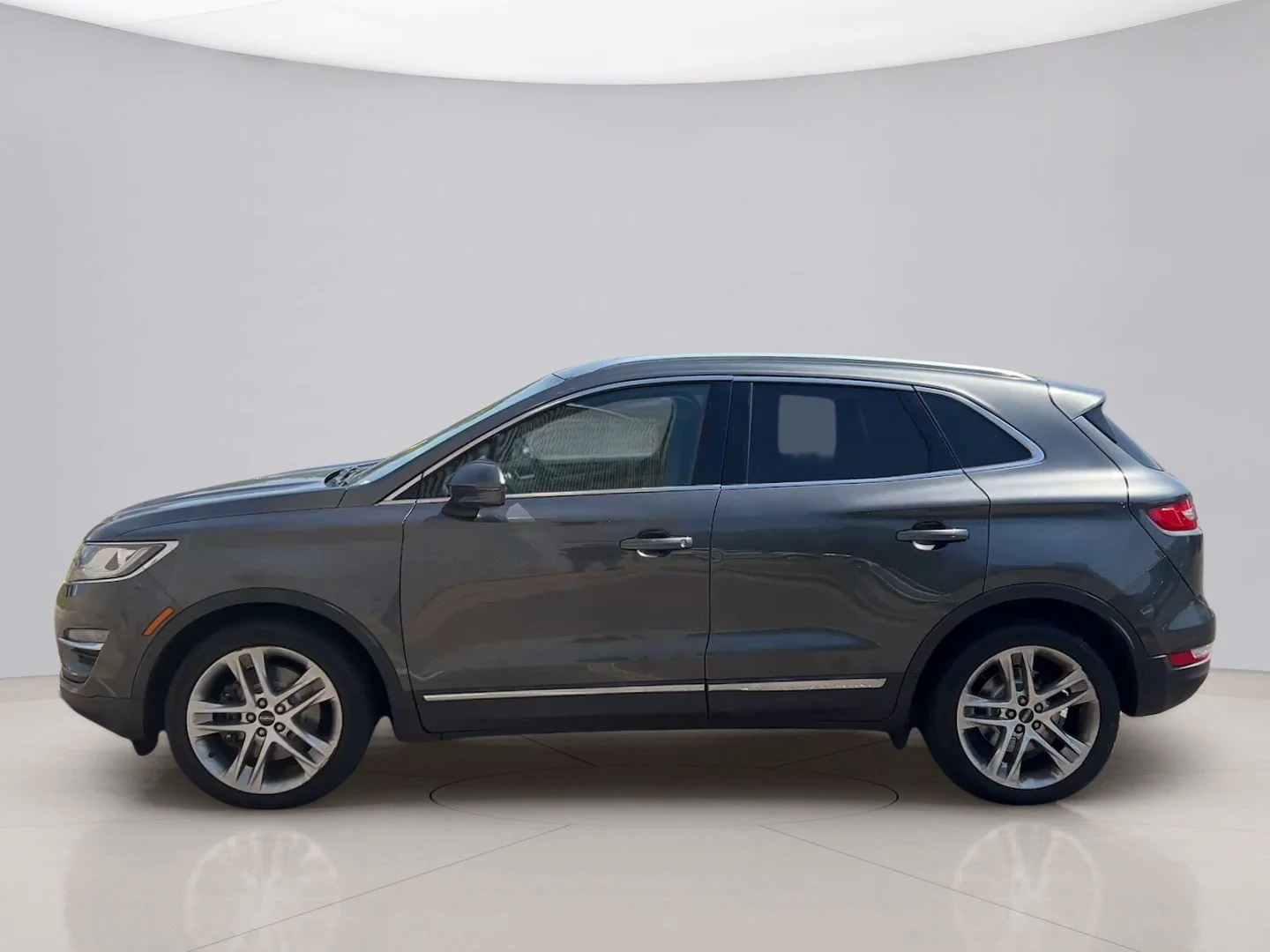 Used 2017 Gray Lincoln RESERVE image 2